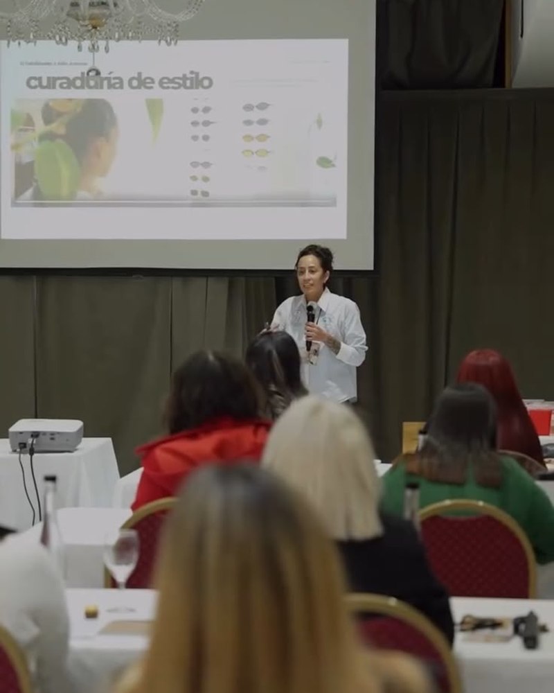 Ailín Antonia dictando una capacitación